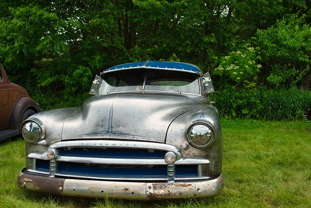 Museoauto tarkastajat käyvät ajan patinoiman autovanhuksen kimppuun mielellään.